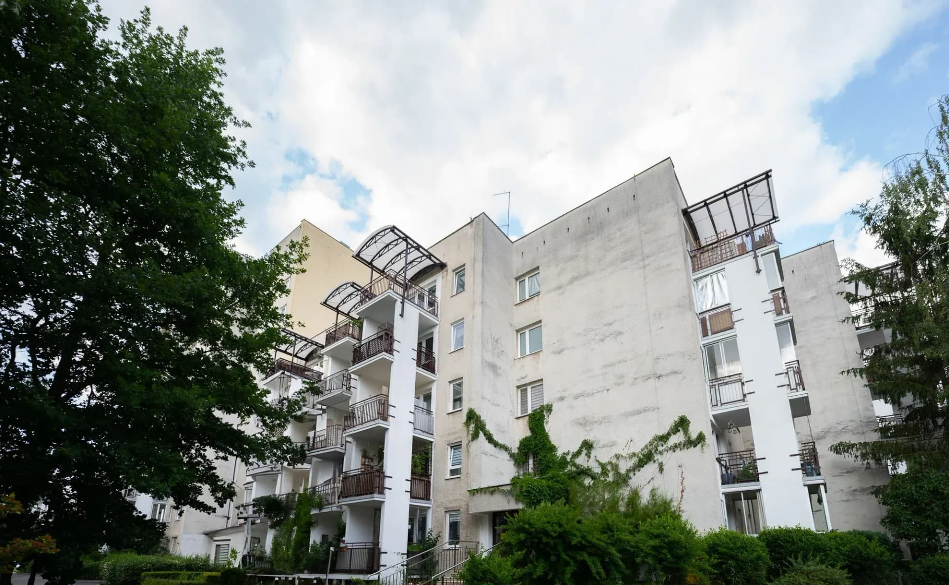 Mieszkanie otoczone zielenią z balkonem, idealne dla rodziny - zdjęcie 6