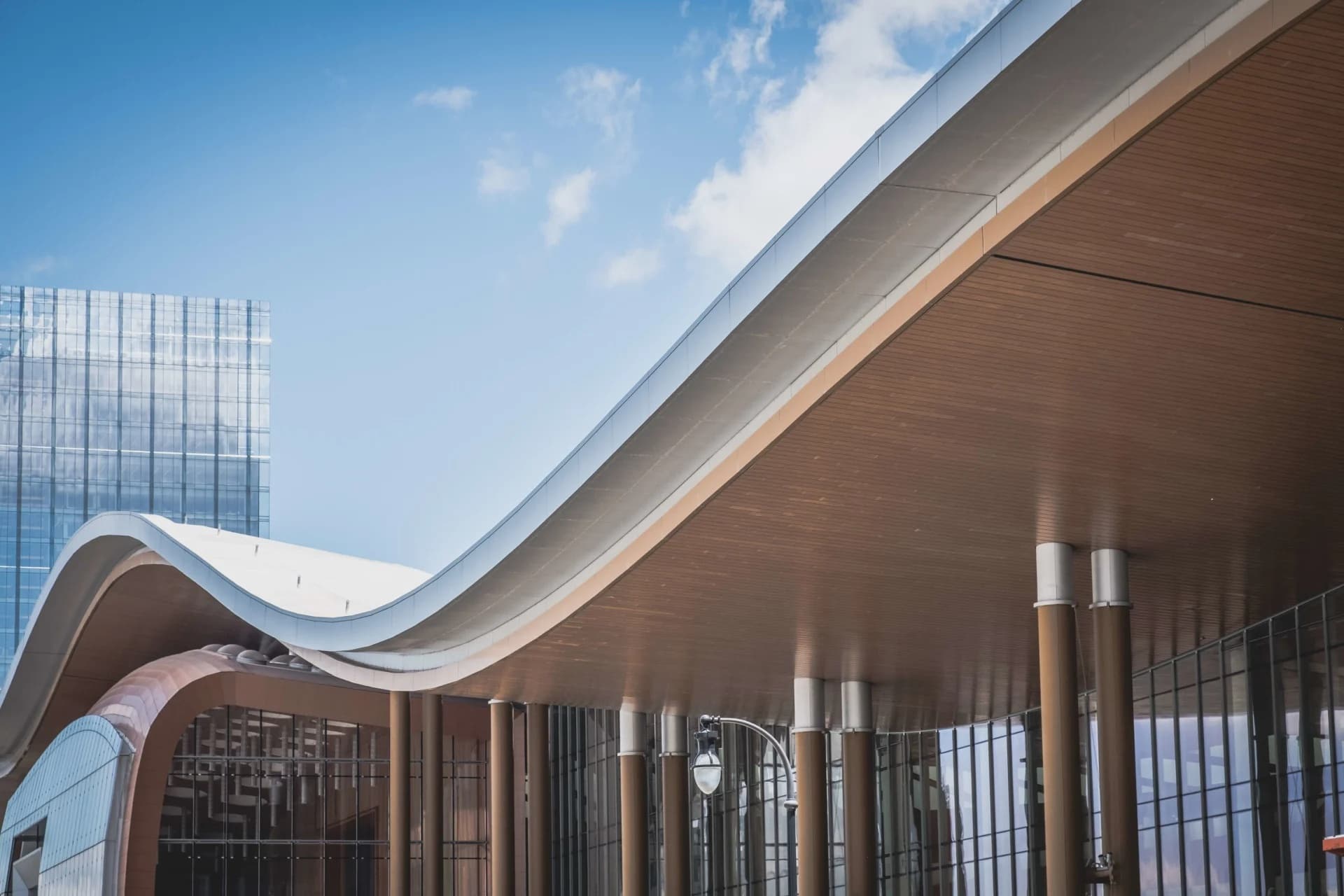 Nowoczesna architektura z charakterystycznym dachem