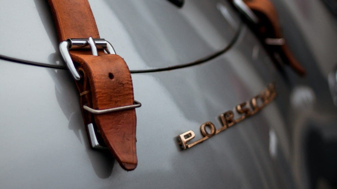 Skórzany pasek na masce klasycznego Porsche - zbliżenie